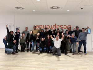 Equipo comercial celebrando resultados de formación y retención del talento en ventas